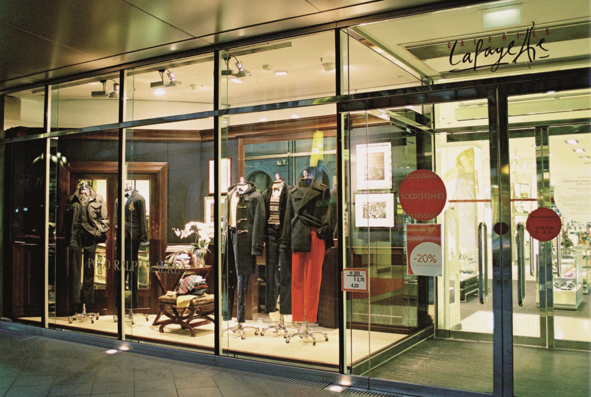 Schaufenster und Shop-in-Shops für POLO Ralph Lauren in Galeries Lafayette 